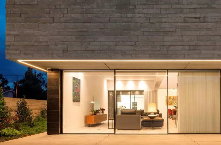 Glazing with minimalist design and maximum surfaces