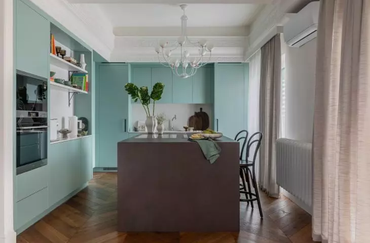 Strefa dzienna w stylu francuskim. Projekt inspirowany paryskimi kamienicami