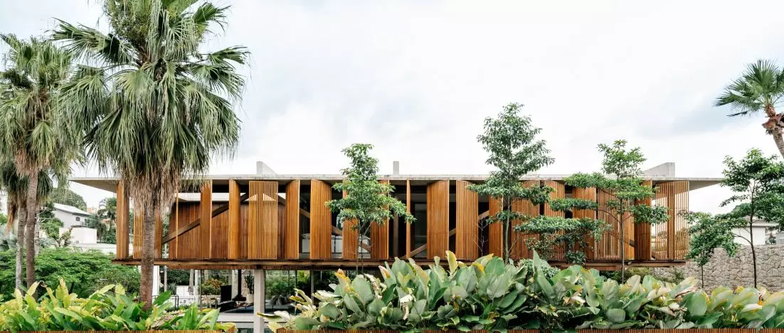 House in the air—Casa Cumaru, or structural finesse and porticos on the edge of the jungle