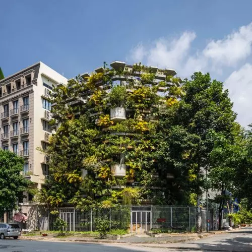 Sadzenie budynków, czyli zielony ład po&nbsp;wietnamsku na ostro od VTN Architects!