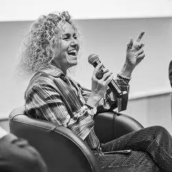 Nadia Sahmi (pośrodku) podczas 45. konferencji stowarzyszenia ACTAS pod hasłem „Dessine-moi les solidarités de demain” (Narysuj mu solidarność jutra), 2022