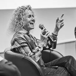 Nadia Sahmi (pośrodku) podczas 45. konferencji stowarzyszenia ACTAS pod hasłem „Dessine-moi les solidarités de demain” (Narysuj mu solidarność jutra), 2022