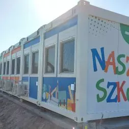 szkoła z kontenerów we wsi Żelazno w Kotlinie Kłodzkiej