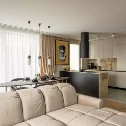 Strefa dzienna dwupoziomowego apartamentu
