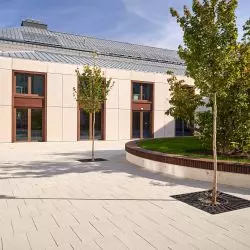 Nowy budynek na górnym dziedzińcu Uniwersytetu Warszawskiego