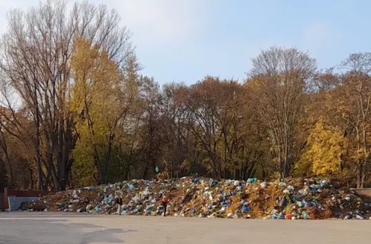 Photo of garbage around the Bródnowski cemetery in Warsaw