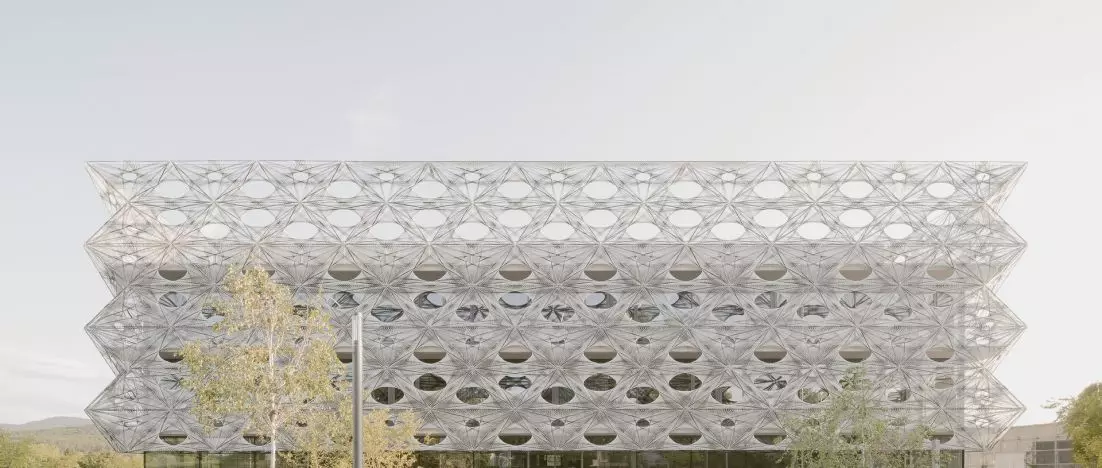 Robots creating woven architecture. Texoversum in Reutlingen revolutionizes approach to fibrous materials in construction