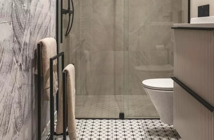 Jak urządzić małą łazienkę? Propozycja od studia Decoroom