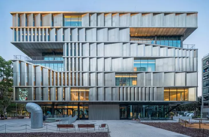 Brutalistyczny projekt Circular Studio: Kampus LCI Education w Barcelonie