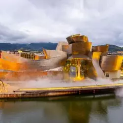Muzeum Guggenheima w Bilbao.