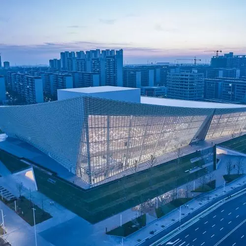 Teatr Wielki w Nanchang: ceramiczna elewacja jako wyraz tradycyjnej estetyki od PES-Architects