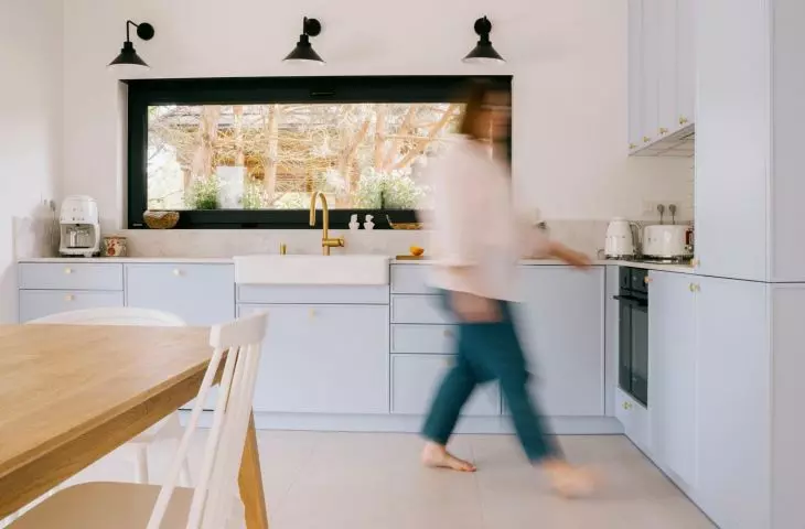 Całoroczny domek letniskowy nad jeziorem. Przytulna aranżacja od Studio Podrys