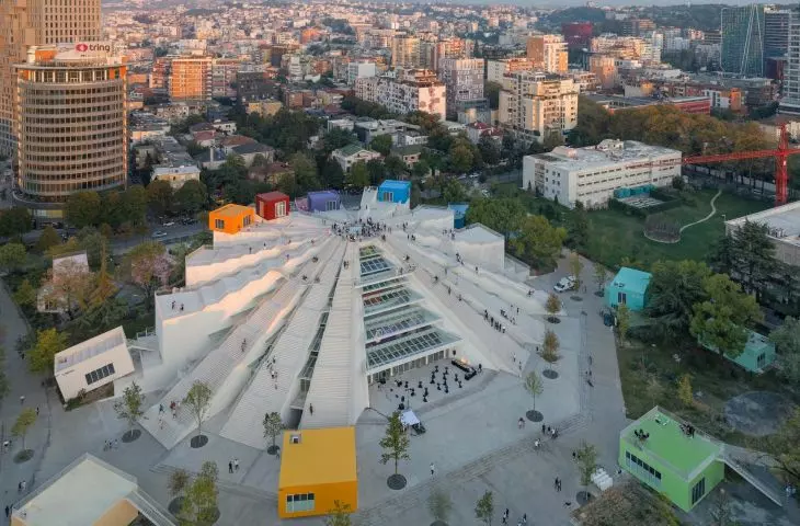 Albański brutalizm i pamiątka po komuniźmie: transformacja piramidy w Tiranie od MVRDV