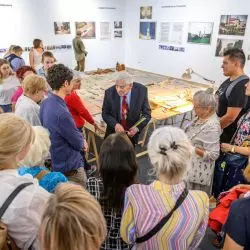 Otto Schier z publicznością na wystawie poświęconej swojej twórczości, A&B objęło ekspozycję patronatem medialnym