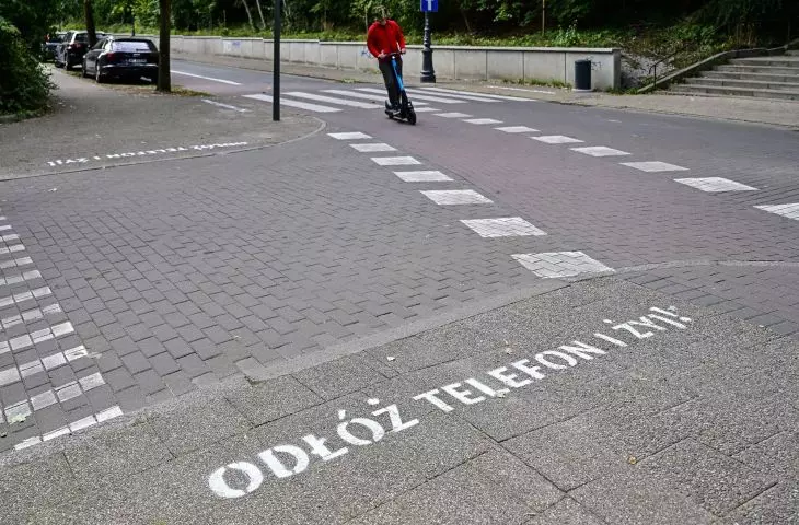 W miastach przestrzegają pieszych: „Odłóż telefon i żyj”. „Ta akcja to obwinianie ofiar wypadków”