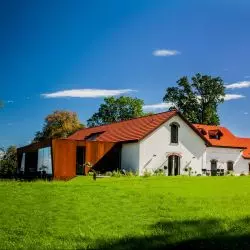 Rewaloryzacja zabytkowego folwarku w Chorowicach, proj.: Karpiel Steindel Architektura