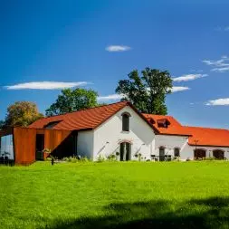 Rewaloryzacja zabytkowego folwarku w Chorowicach, proj.: Karpiel Steindel Architektura