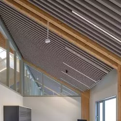 Sufit HeartFelt® Linear, Centrum handlowe Sterrenburg w Dordrecht, Niderlandy Fot. Hunter Douglas Architectural