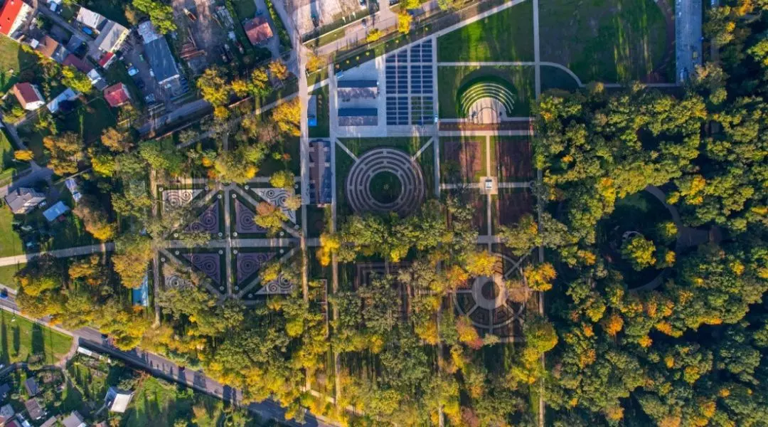 Część zabytkowego założenia parkowego w Pokoju