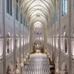 Sklepienie nawy katedry Notre-Dame zostało oświetlone przez Patricka Rimoux we współpracy z Zumtobel i Thorn