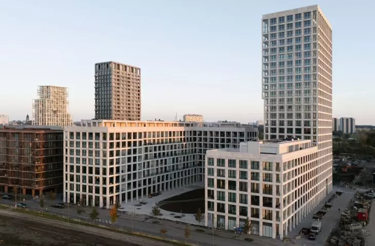 Elewacja opleciona kamienną „siecią”: nowy kompleks mieszkaniowy od Maxa Dudlera w Antwerpii