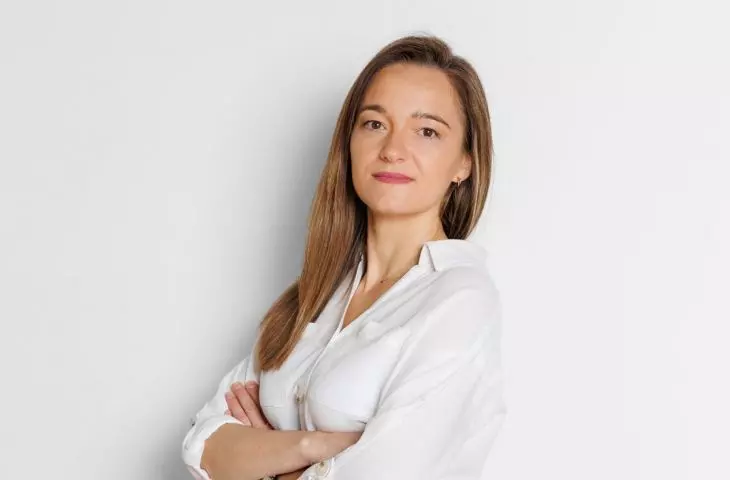 Jak udekorować mieszkanie na święta? Wskazówki architektki