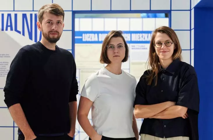 „Od kiedy budujemy coraz więcej mieszkań, dostępność cenowa spada”. O czym jest wystawa „Produkt Mieszkanie”?