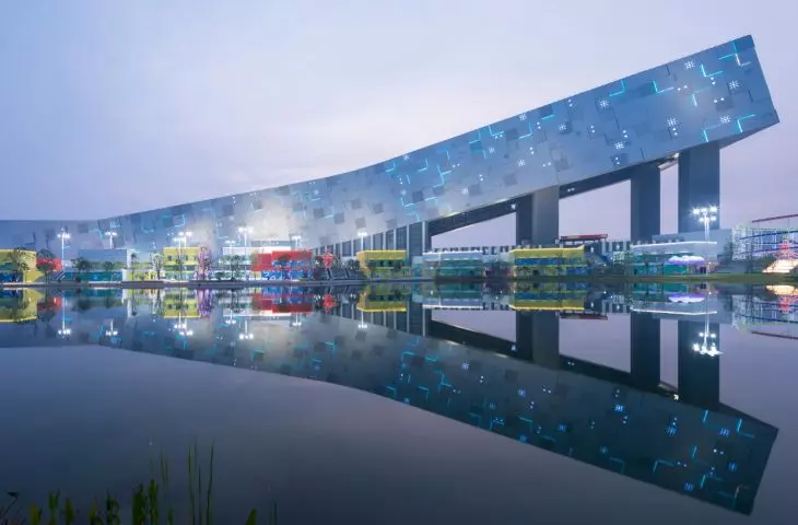 Wuhan w zimowej odsłonie: ośrodek narciarski z pikselową elewacją autorstwa CLOU Architects