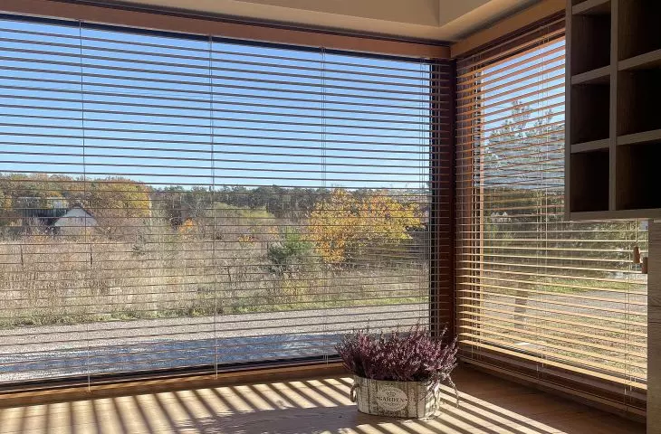Aranżacja okna, trendy na 2025 rok – inspiracje od Sun & Shade