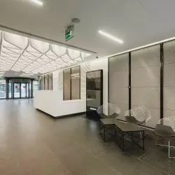 Akustyczne baffle MEXTRI – indywidualny rozkrój w częściach wspólnych budynku A4 Business Park w Katowicach