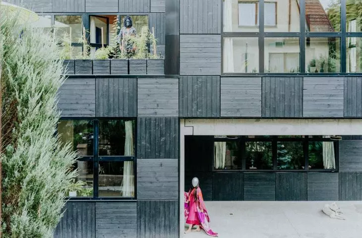 Maski, kimona i rozszalała małpa, czyli scenograficzna opowieść o architekturze domu Casa Futura