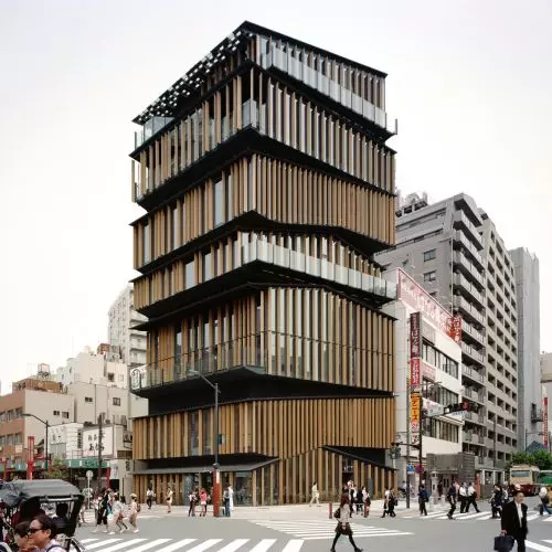 Wieża z domów: projekt pracowni Kengo Kuma & Associates w sercu Asakusy