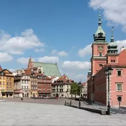 Plac Zamkowy w Warszawie bez reklam i handlu obwoźnego