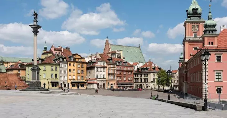 Plac Zamkowy w Warszawie bez reklam i handlu obwoźnego