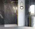 Wyjątkowe kabiny typu walk-in w najmodniejszych kolorach to kolekcja Nesta, na zdjęciu zaprezentowana w kolorze Gold Brushed oraz ryflowanym szkłem Visiosun