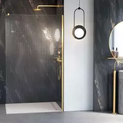 Wyjątkowe kabiny typu walk-in w najmodniejszych kolorach to kolekcja Nesta, na zdjęciu zaprezentowana w kolorze Gold Brushed oraz ryflowanym szkłem Visiosun