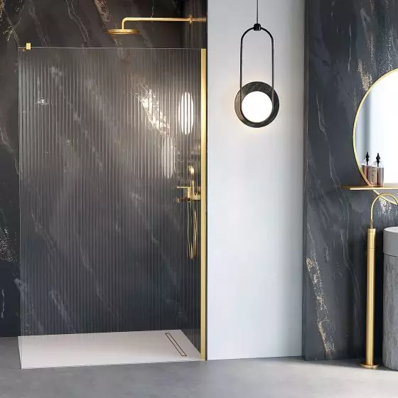 Wyjątkowe kabiny typu walk-in w najmodniejszych kolorach to kolekcja Nesta, na zdjęciu zaprezentowana w kolorze Gold Brushed oraz ryflowanym szkłem Visiosun