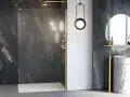 Wyjątkowe kabiny typu walk-in w najmodniejszych kolorach to kolekcja Nesta, na zdjęciu zaprezentowana w kolorze Gold Brushed oraz ryflowanym szkłem Visiosun