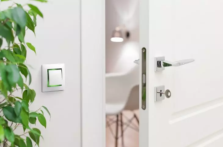 Nowe serie łączników i gniazd podtynkowych i natynkowych oraz nowoczesnych łączników elektronicznych do sterowania oświetle­niem Sonata Touch