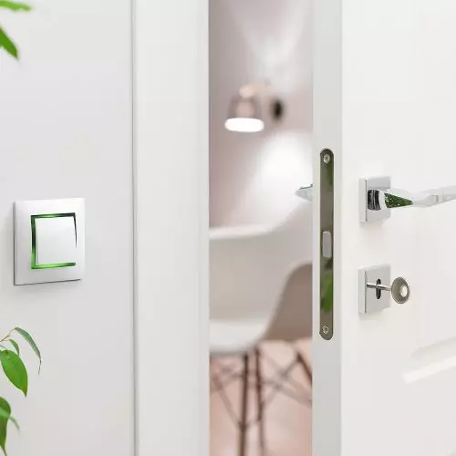 Nowe serie łączników i gniazd podtynkowych i natynkowych oraz nowoczesnych łączników elektronicznych do sterowania oświetle­niem Sonata Touch