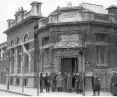 Otwarcie oddziału Banku Gospodarstwa Krajowego we Włocławku. Uczestnicy uroczystości przed budynkiem banku. 1928 r