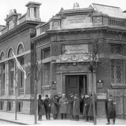 Otwarcie oddziału Banku Gospodarstwa Krajowego we Włocławku. Uczestnicy uroczystości przed budynkiem banku. 1928 r