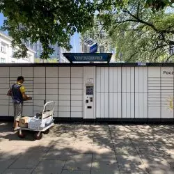 Paczkomat przy ulicy Poznańskiej w Warszawie