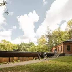 Historyczny dwór w Poniewieżu z nowym skrzydłem, w którym mieści się Centrum Sztuki