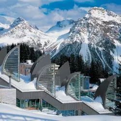 Grand Hotel Arosa w technologii rąbka stojącego RHEINZINK. arch. Mario Botta