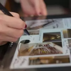 Kasia Antończyk pracuje na laptopie NVIDIA Studio