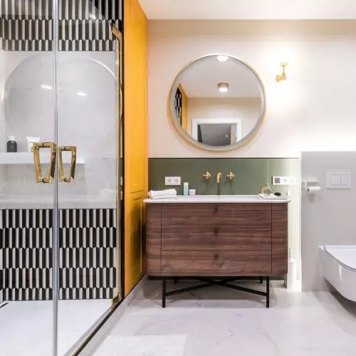 Greenery, wood and gold. Bathroom with art déco elements