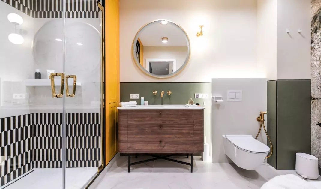 Bathroom with art déco elements