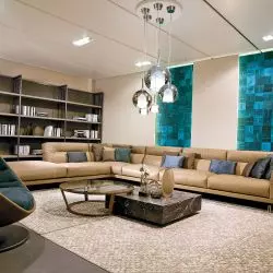 4MARIANI – sofa i stolik NIKY, fotel PLANET, regał GRID, PENTA – lampa wisząca GLO