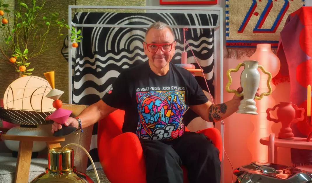 Jurek Owsiak z przedmiotami dostępnymi na aukcji „Design dla WOŚP — na pełnej petardzie”